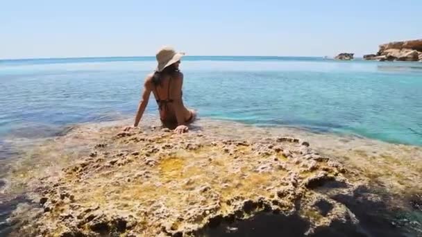 Krásná Běloška Sedí Vyhlídkové Skále Vychutnává Křišťálově Čisté Vody Středomořské — Stock video