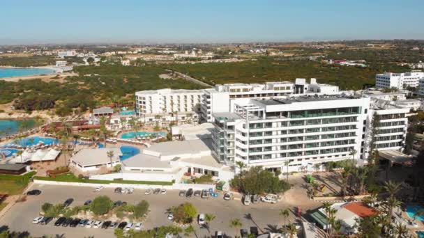 Ayia Napa Cypr Kwietnia 2023 Luksusowe Budynki Hotelowe Basenami Przy — Wideo stockowe