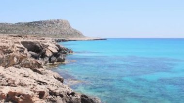 Kuzey Kiril Ayna Napa Körfezi kıyıları kristal berrak mavi Akdeniz suları ve sakin kayalık kayalık kıyıları ile insansız