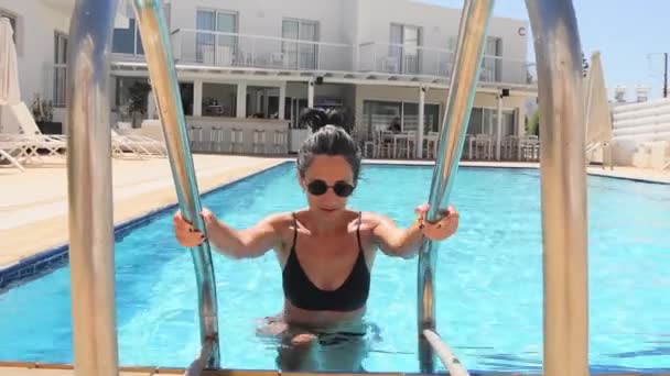 Siyah Bikinili Seksi Beyaz Kadın Havuzdan Merdivenlerde Güneş Gözlüğü Takıyor — Stok video