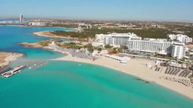 Ayia Napa, Kıbrıs - 15 Nisan 2023: Kıbrıs Rum Kesimi 'nin en ünlü beyaz kumu - Nissi plajı -