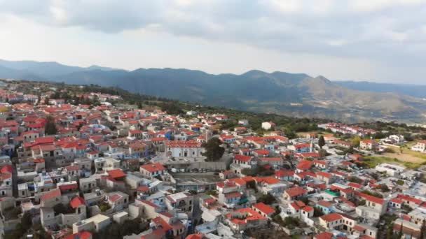 인기있는 명소인 유럽의 키프로스에 마을을 바라봅니다 여름에 아름다운 언덕에 그리스 — 비디오