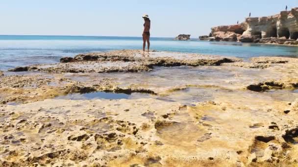 Mladá Dívka Stojí Skalnatých Útvarech Mořské Jeskyně Ayia Napa Kypr — Stock video