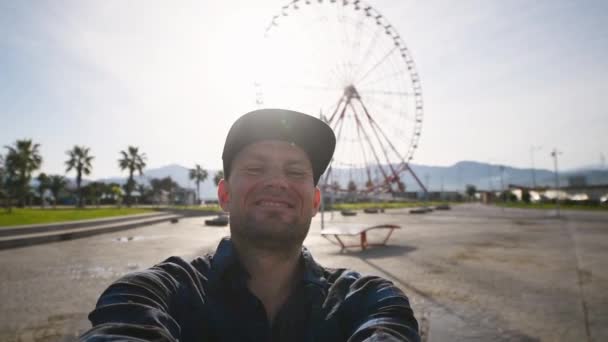 Happy Caucasian Man Taking Selfie Walking City Street Mężczyzna Turysta — Wideo stockowe