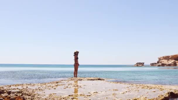 Genç Kız Paphos Cypris Yakınlarındaki Deniz Mağarasında Kayalık Oluşumlarda Kameraya — Stok video