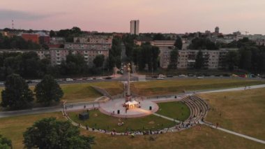 Siauliai şehrinde yaz ortası St. Johns festival konseri. İnsanlar güneş saatinde oturup canlı müzik dinliyor. Siauliai. Litvanya