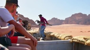 1916 'dan beri Hijaz tren yolculuğuna çıkan turist macerası. Büyük Arap isyan savaşçıları vadi romunda saldırıyor. Popüler aktiviteler Jordan
