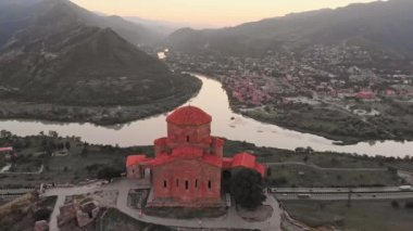 Hava manzaralı Jvari manastırı, güzel şehir Mtskheta 'nın tarihi simgesi.