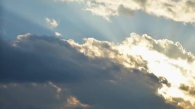 Güneşli hava akımları, bulutların oluşumunu hızlandırıyor. İklim değişikliği hava tahminleri, fotokopi uzayı. Fırtınalı bulutlar güneşli gökyüzü konseptinde oluşur.