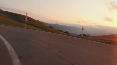 Asfalt yolda düşük açılı lastik güzel doğada hızlı gider. Yolculuk konsepti.