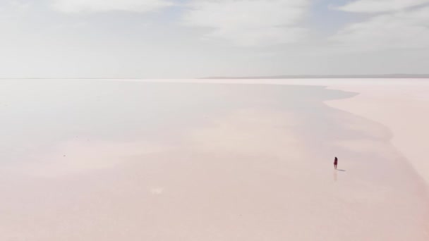 在土耳其中部安纳托利亚 空中观察年轻的高加索妇女独自漫步和探索图兹盐湖 — 图库视频影像