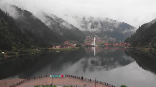 Volar Sobre Hermoso Lago Uzungol Pueblo Las Montañas Brumosas Trabzon — Vídeos de Stock