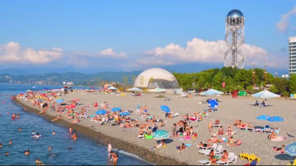 桟橋からバトゥミ海岸までのパノラマビューは 人々がリラックスしてビーチや黒海の背景を持つ観光スポットで泳ぐ コーカサスでの休暇 グルジアの夏休み — ストック動画