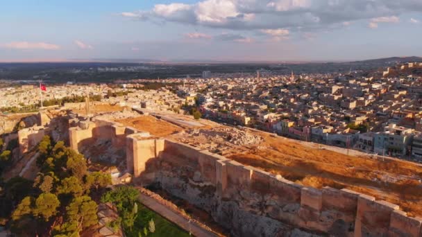 Drone Cinematográfico Vista Panning Antigas Muralhas Castelo Urfa Cidade Histórica — Vídeo de Stock