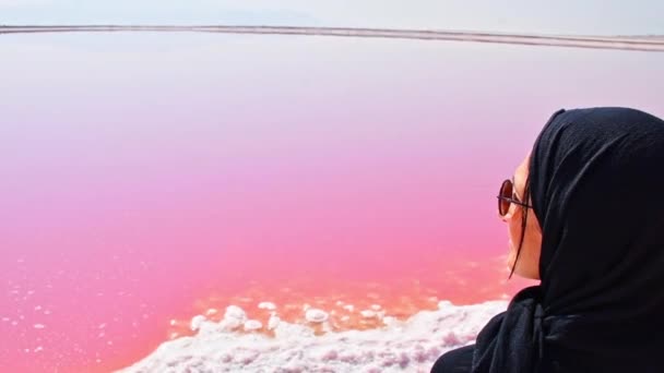 Кавказька Жінка Туристка Стоїть Пляжі Рожевого Солоного Озера Махарлу Місце — стокове відео