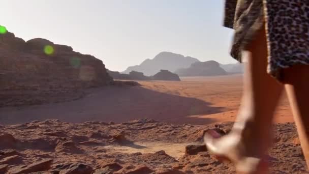 Close Oman Andar Descalço Sobre Rochoso Wadi Rum Penhascos Superfície — Vídeo de Stock