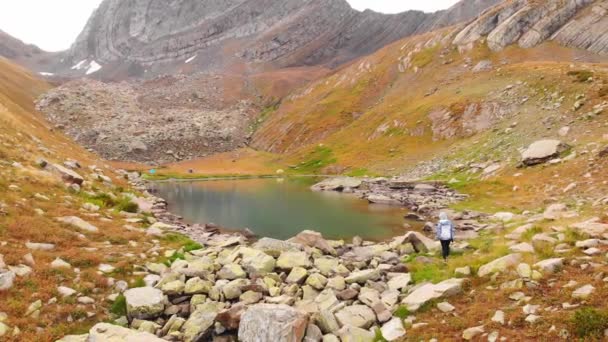 Gadis Kaukasia Berjalan Sekitar Danau Udziro Alpen Wilayah Racha Georgia — Stok Video