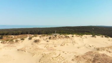 Kuş bakışı Curonian Spit Ulusal Parkı. Yazın Baltık Denizi kıyısında Parnidis kumulları. Nida, Neringa, Litvanya. Ölü Kumullar. Ölüm vadisi. Curonian Gölü