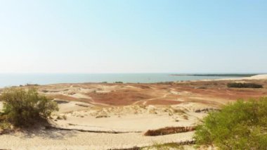 Curonian Spit Ulusal Parkı 'nda panoramik manzaralı Parnidis kumulları. Parnidis kumulları. Baltık deniz kıyıları. Nida, Neringa, Litvanya. Ölü Kumullar. Ölüm vadisi. Curonian Gölü