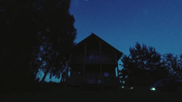 リトアニアの美しい木造住宅 夏の屋外の木々に囲まれたバルティック 明るい短い夜 夏至の夜のシーン ロマンチックなリラックスした穏やかな夜の睡眠 — ストック動画