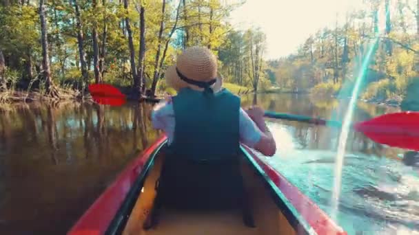Nehirde Kayak Yapan Çift Güzel Bir Manzarada Kano Süren Kadın — Stok video