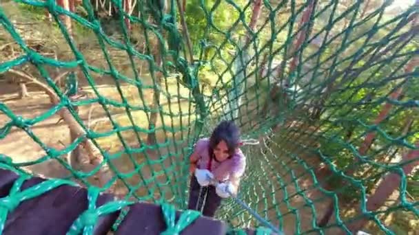 Park Przygód Hbh Palanga Litwa 2023 Kobieta Używa Siatki Bezpieczeństwa — Wideo stockowe