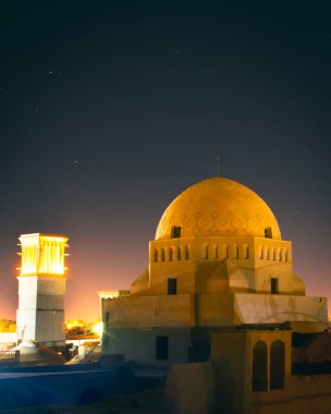 Yıldızlı gece geçmişine sahip Yazd çatıları manzarası. Müslüman mimari kubbe binaları ve ar