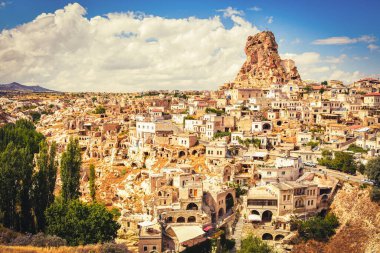 Cappadocia 'daki Ortahisar kalesi, popüler turizm merkezi, dinamik gökyüzü bulutlu, statik zaman çizelgesi