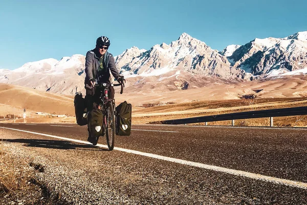 Велосипедист Кавказского Происхождения Асфальтированной Дороге Горах Турции — стоковое фото