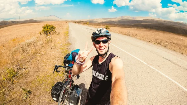 Vit Manlig Person Står Vid Cykel Solo Touring Lugn Landsbygd — Stockfoto