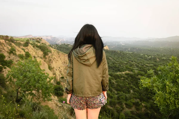 Blanke Vrouw Staan Alleen Natuur Bedachtzaam Het Leven Vakantie Het — Stockfoto