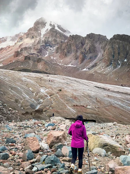 Moedige Vrouwelijke Wandelaar Beklimmen Gletsjerpad Kazbegi National Park Gergeti Gletsjerpad — Stockfoto