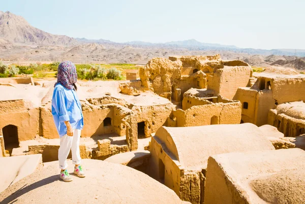 Mujer Turista Mirador Turismo Kharanaq Pueblo Tradicional Histórico Irán — Foto de Stock