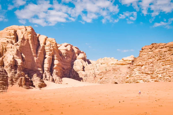 Kobieta Turystka Samotnie Zwiedzać Trekking Podróży Pustyni Wadi Rum Jordania — Zdjęcie stockowe