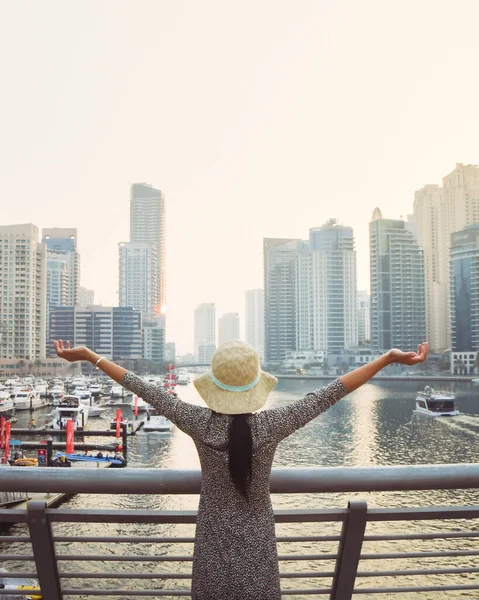Дубай Оае Октобер 2022 Захоплена Туристична Дівчина Тримається Руки Захоплюється — стокове фото