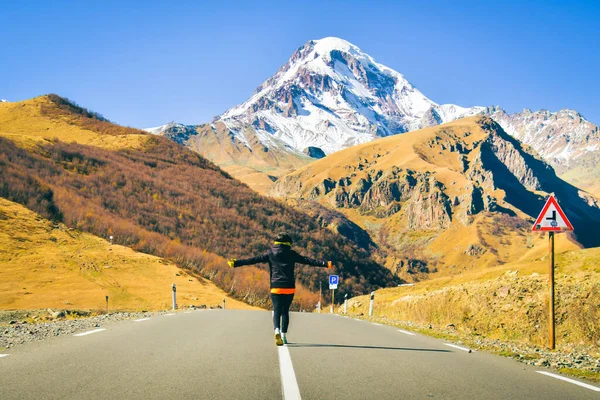 Escursionista Femminile Correre Strada Con Sfondo Panoramico Montagna Kazbek Vetta — Foto Stock