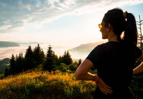 Junge Fitte Glückliche Frau Wandert Pass Den Bergen Unbekümmerte Touristin — Stockfoto