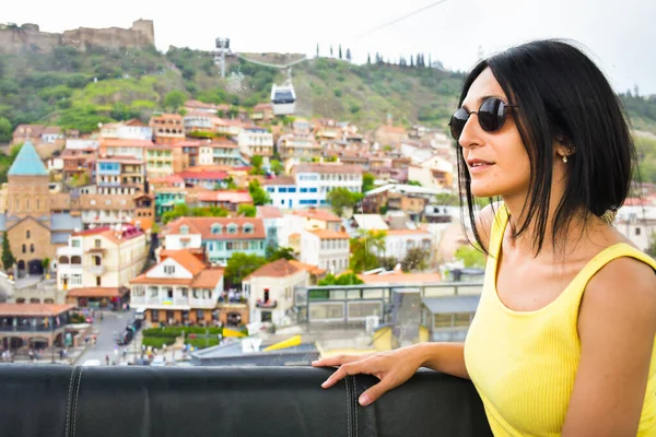Mulher Caucasiana Atraente Desfrutar Vista Cidade Tbilisi Teleférico Geórgia Destino — Fotografia de Stock