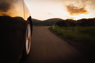 Asfalt yolda hareket halindeki tekerlek bulanıklaşır. Kafkasya 'da macera ve off road turları. Gürcistan 'da seyahat