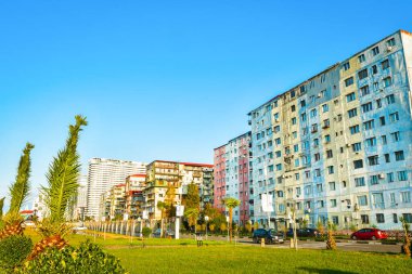 Batumi yazlığındaki yeni modern ve eski Sovyet tipi apartman daireleri. Batum City kalkınma ve emlak işi kavramı