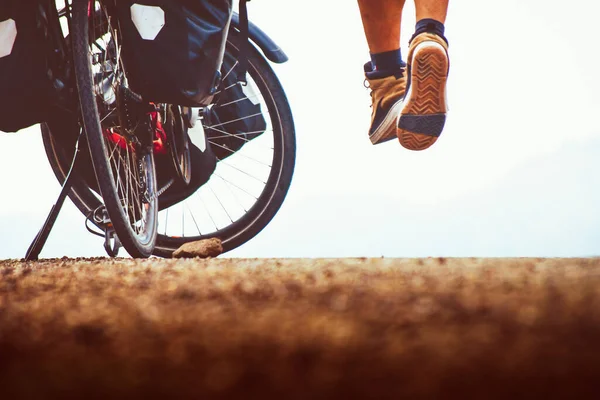 Close Bicicletta Gambe Muscolose Fino Salto Aria Divertimento Posa Giocosa — Foto Stock