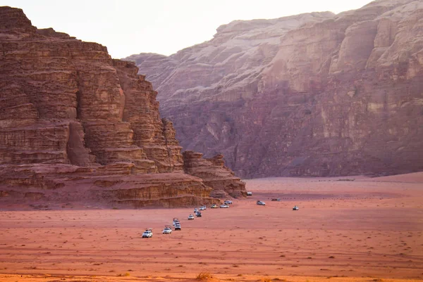 4Wd Pojazdów Caravan Drive Sunset Zwiedzanie Miejsc Pustyni Wadi Rum — Zdjęcie stockowe