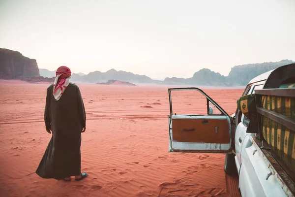 Organizator Wycieczki Beduinów Stoją Pustyni Wadi Rum Przez Cztery Koła — Zdjęcie stockowe