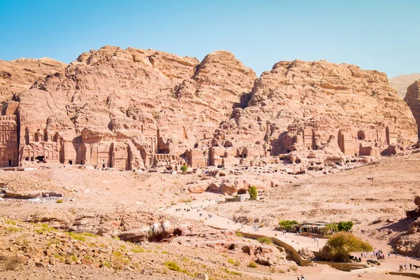 Turistas Pie Visitan Petra Hito Histórico Jordania Verano Con Panorama —  Fotos de Stock