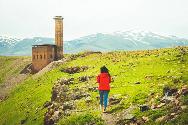 Mulher Passeio Turístico Torno Ani Sítio Arqueológico Anatólia Oriental Região — Fotografia de Stock