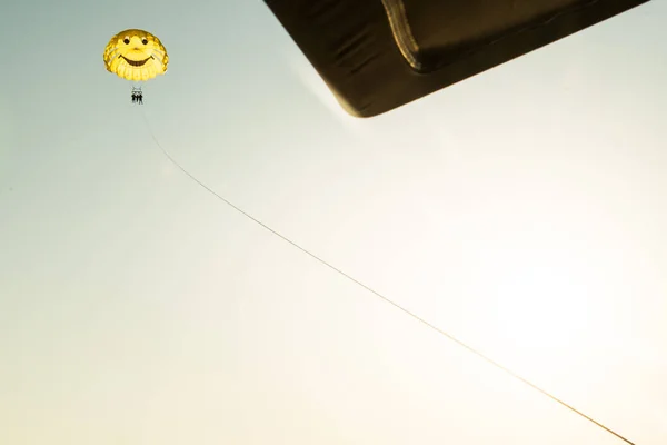 Tres Personas Familia Hacen Para Navegar Paracaídas Amarillo Aire Para —  Fotos de Stock