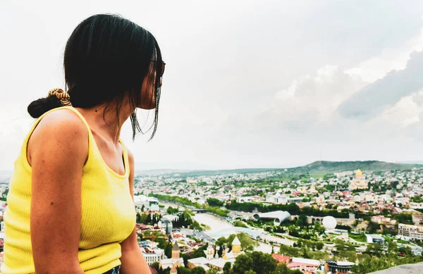 Vista Panorâmica Jovem Mulher Caucasiana Stand Viewpoint Desfrutar Panorâmico Cidade — Fotografia de Stock