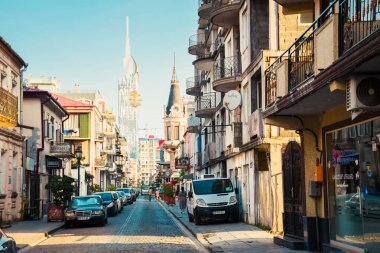 Batumi, Gürcistan - 25 Kasım 2021: Statik manzaralı eski kasaba binaları, caddenin dışında park etmiş arabalar