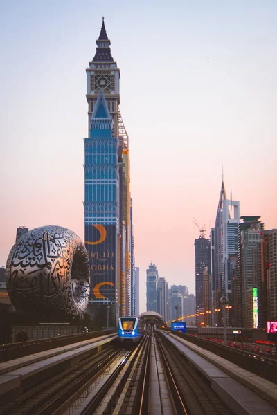 Dubai Emirados Árabes Unidos Outubro 2022 Metro Chega Estação Metro — Fotografia de Stock
