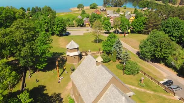 Luftaufnahme Junge Litauer Entspannen Sich Bei Der Sonntagsmesse Der Kirche — Stockvideo